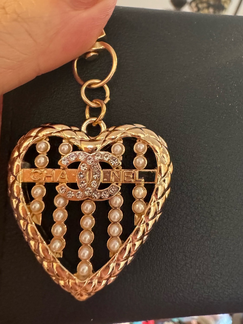 CHANEL pull Gold-Tone Pearl Heart Key Holder with Crystal CC